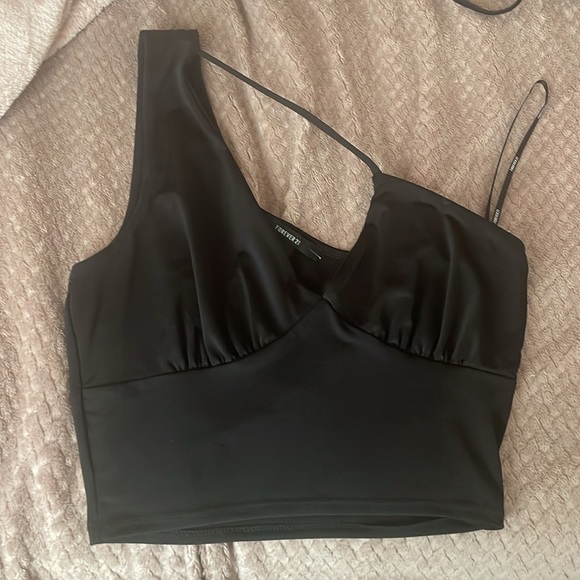 NWOT Forever 21 cutout one shoulder crop top in size medium - Picture 2 of 5